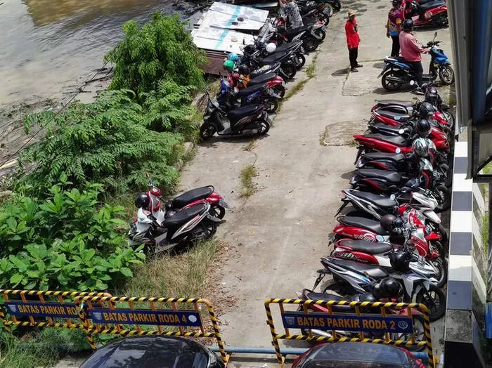 TITIK PARKIR: Jumlah titik parkir di tepi jalan di Samarinda cukup banyak. Hal itu dianggap menjadi celah untuk meningkatkan pendapatan di sektor perparkiran.