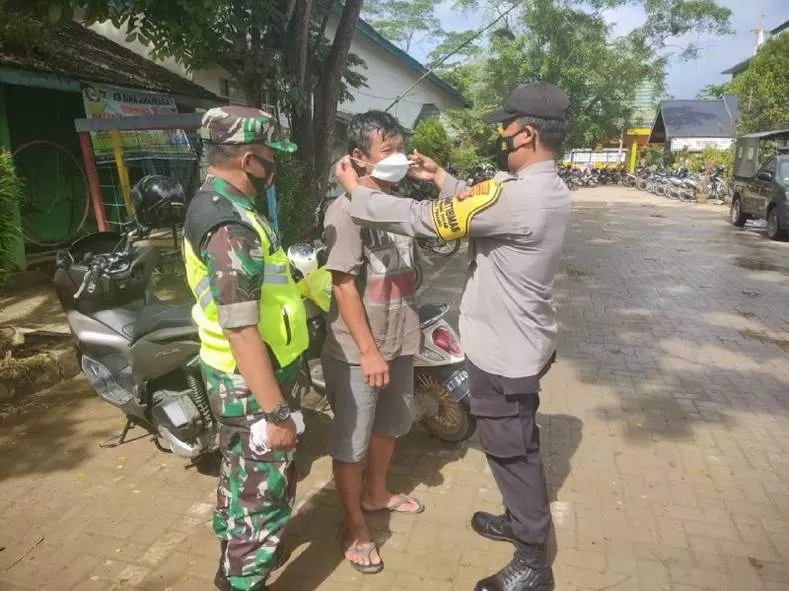 PASTIKAN TAAT. Tim Satgas Covid-19 Kecamatan Samarinda Utara merazia pemotor dan pejalan kaki yang tak pakai masker.
