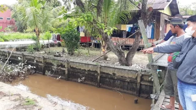 MASIH HARUS WASPADA: Warga menunjukkan lokasi buaya muara kerap muncul di aliran anak sungai wilayah Sungai Kapih.