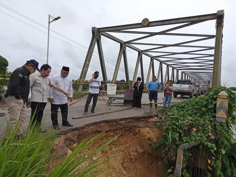 SEGERA DITANGANI: Wakil Bupati Berau Gamalis bersama jajaran DPUPR Berau saat meninjau jembatan di Kampung Gunung Sari yang ambles.