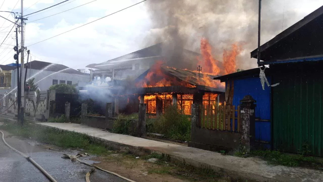 TERBAKAR. Kondisi rumah kosong di Jalan Kartini, Samarinda Kota saat terbakar.