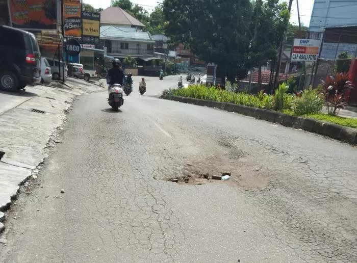 RAWAN. Camat Samarinda Ulu, M Fahmi akan melaporkan kondisi lubang di Jalan Siradj Salman ke OPD terkait agar mendapat perhatian dan segera diperbaiki. (Hagusman/Sapos)