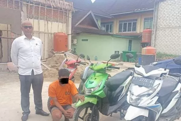 RESIDIVIS: AT (jongkok) ditetapkan tersangka dan ditahan di Polsek Sungai Pinang beserta barang bukti tiga motor yang dicuri di Samarinda dan Muara Badak.
