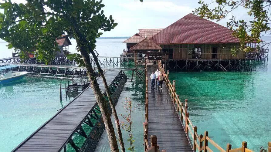 Pulau Derawan, salah satu destinasi andalan wisata di Berau.  Wacana Berau menjadi tuan rumah pemilihan Duta Pariwisata Indonesia 2022 hingga kini belum ada kejelasan.