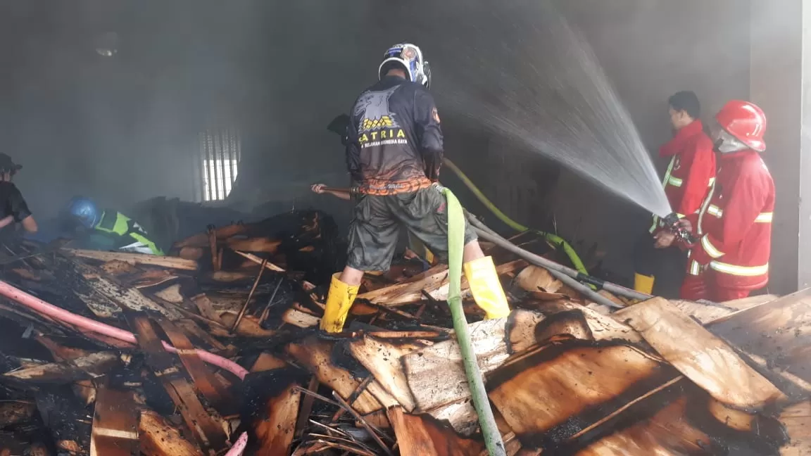 KEBAKARAN: Gudang kayu pengering plywood terbakar, (10/6).