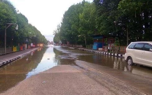 PERLU PENANGANAN : Jika turun hujan ditambah air laut kondisi pasang,  jalur di kawasan Jl Piere Tendean ini jadi langganan banjir rob.
