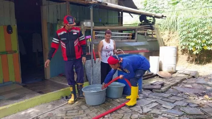 TIDAK MENGALIR. Gunakan unit Tangki. Dinas Pemadam Kebakaran (Diadamkar) dan Penyelamatan Kota Samarinda mensuplai air bersih ke rumah warga. (kis)