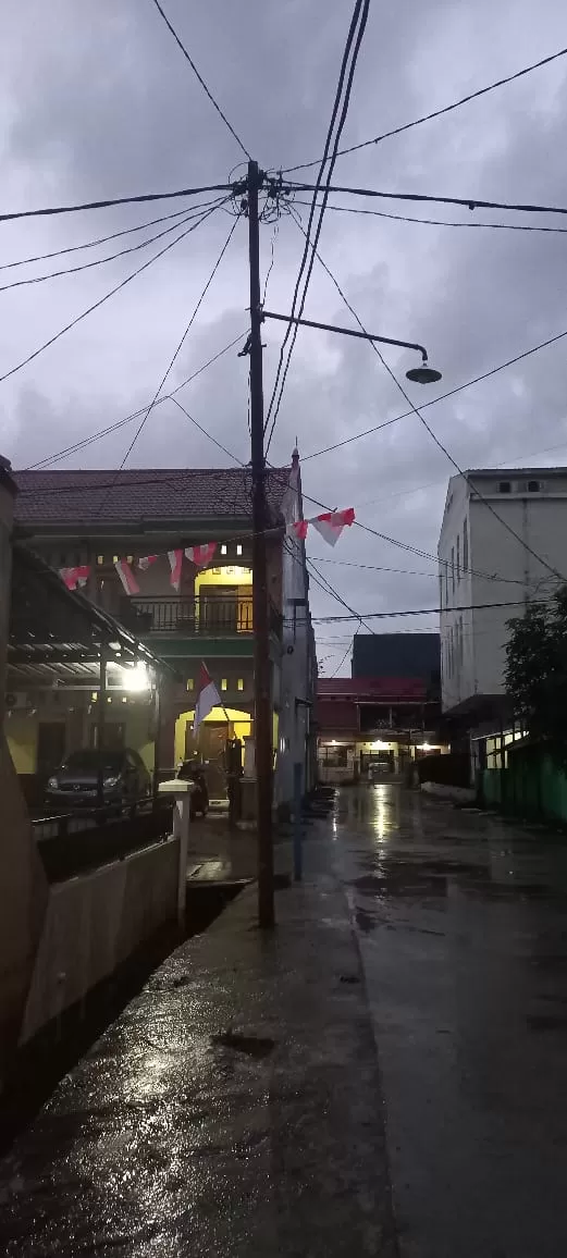 DIKELUHKAN. Kondisi lampu jalan di permukiman warga Jalan Nusantara VI dan VII, RT 33, Kelurahan Sungai Pinang Dalam, Kecamatan Sungai Pinang, tak menyala . (ist)