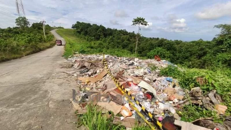 BELUM ADA TINDAKAN: Sejumlah perusahaan memanfaatkan tepi jalan Bukit Kusnodo sebagai lokasi pembuangan sampah.