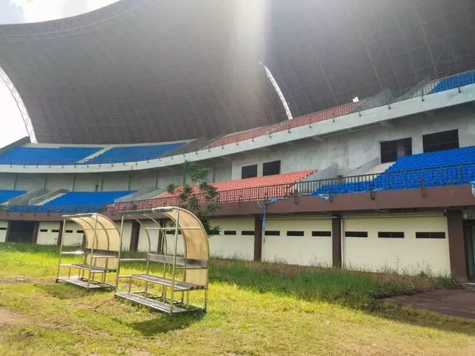 DINANTI: Stadion Tepian Batang ini belum dilanjutkan pembangunannya.   (FOTO:TOMI/PASER POS)
