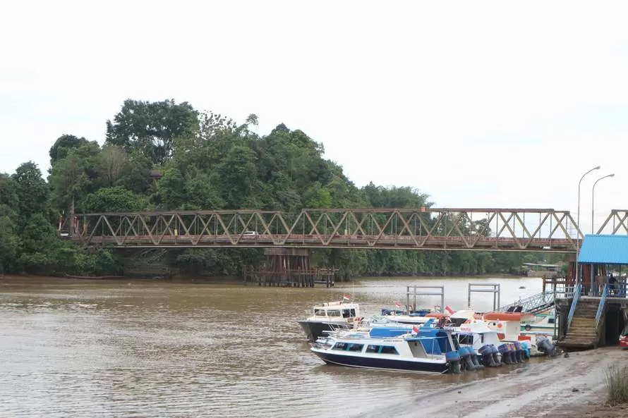 MOLOR TERUS : Kondisi Jembatan Sambaliung hingga kini belum ada tanda-tanda perbaikan, yang rencananya akan dikerjakan Agustus lalu.