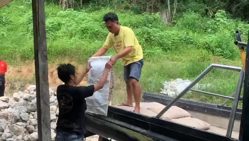BPBD Kota Samarinda distribusi bantuan material ke rumah warga di Jalan Bandang Raya, RT 33, Kelurahan Mugirejo, Kecamatan Sungai Pinang. (kis)