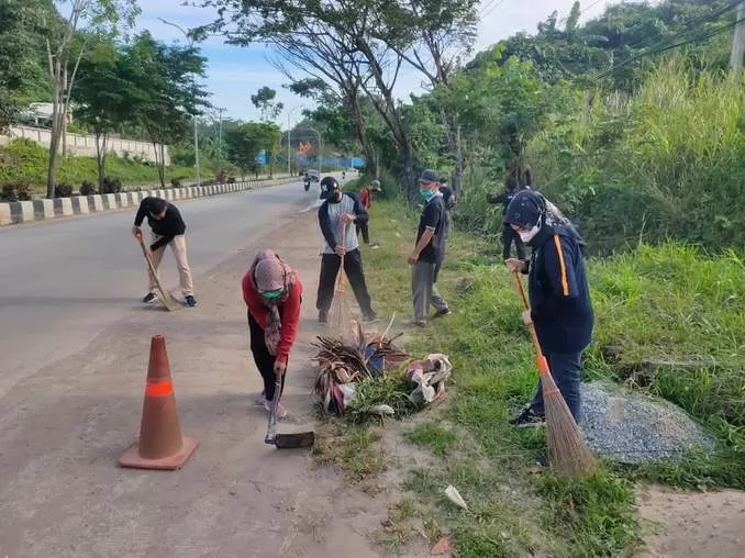 AGENDA TAHUNAN: Warga Kecamatan Loa Janan Ilir bergotong royong membersihkan jalan protokol menjelang HUT Kota dan Pemkot Samarinda.