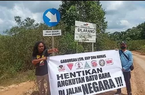 DIPROTES: Aksi protesterjadi di lokasi hauling PT Harum beroperasi, karena dianggap menjadi penyebab kerusakan di poros Rantau Pulung-Sangatta.