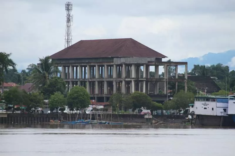 DINANTI: Gedung Pariwisata  di Jalan Pulau Derawan, Berau, masih menanti kelanjutan pembangunan.
