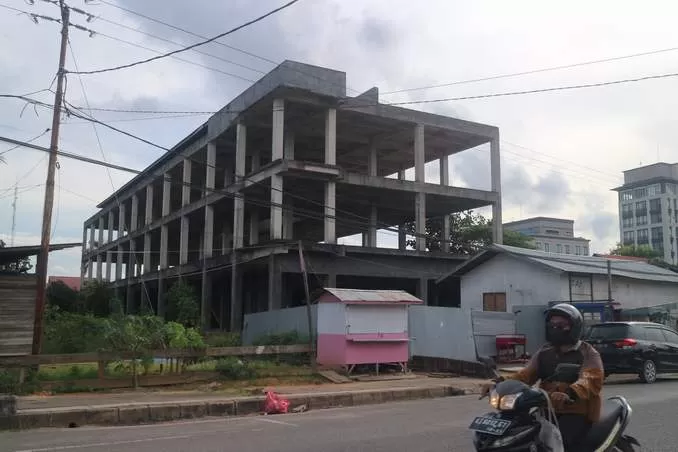 KEMBALI DIBANGUN: Pembangunan gedung yang akan dijadikan kantor Disbudpar ini kembali dilanjutkan, setelah sempat mangkrak beberapa tahun.