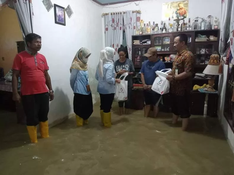 DAPAT BANTUAN : Salah satu rumah warga yang terendam banjir akibat meluapnya aliran sungai di Guntung.