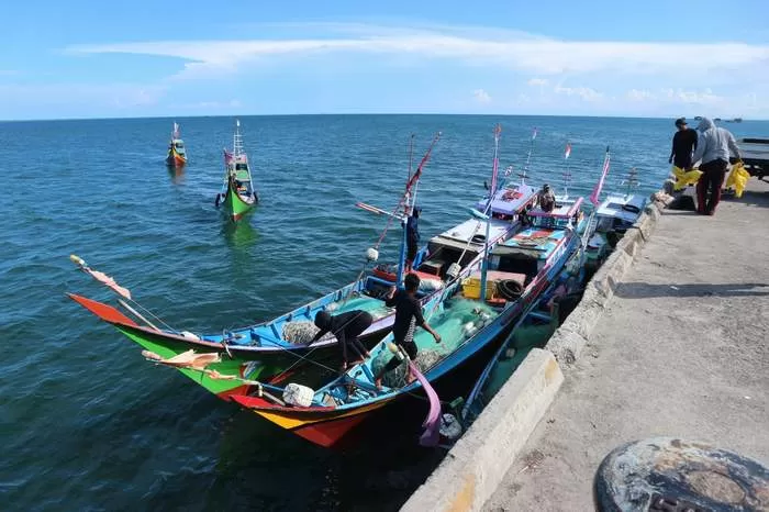 SEGERA DIURUSs: Para nelayan yang mencari ikan dengan kapal kecil susah mendapatkan solar subsidi karena terkendala e-pas kecil.