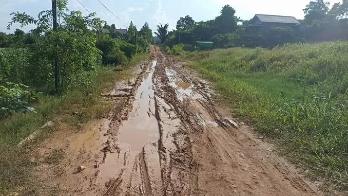 SULIT DILALUI: Kondisi Jalan Padat Karya yang belum selesai disemenisasi setelah diguyur hujan.