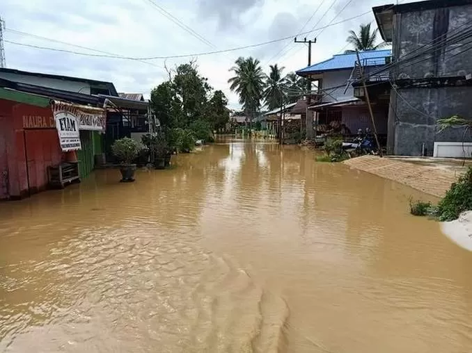 YANG TERPARAH: Sejumlah kawasan rendah di Kelurahan Guntung terendam banjir karena hujan pada Ahad lalu. Ditambah lagi banjir kiriman dari hulu sungai.