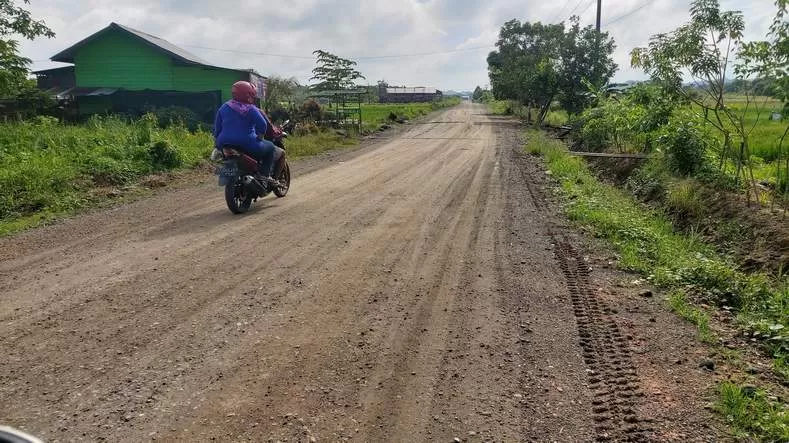 INFRASTRUKTUR: Dari 6,3 kilometer jalan menuju Kampung Tasuk, baru 2,5 kilometer beraspal dan 200 meter ter-agregat.