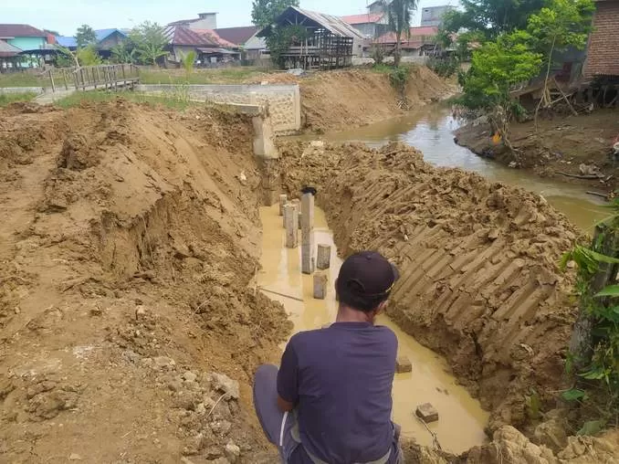 PENGERUKAN: Pembangunan turap di RT 34, Kelurahan Api-Api, sangat dibutuhkan warga untuk mencegah longsor dan penanganan banjir.