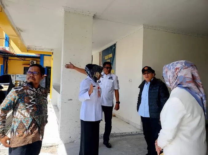 TINJAU: Tenaga Ahli Utama Kedeputian II KSP dr Noch Tiranduk Malissa (pakai topi) mengunjungi bangunan rumah sakit tipe D yang dinilai tidak layak dijadikan rumah sakit.