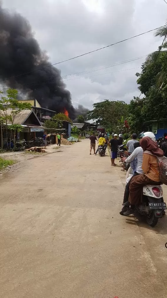 KEBAKARAN: Api berkobar menjelang salat Jumat, di Jalan Padat Karya, Sempaja Utara.