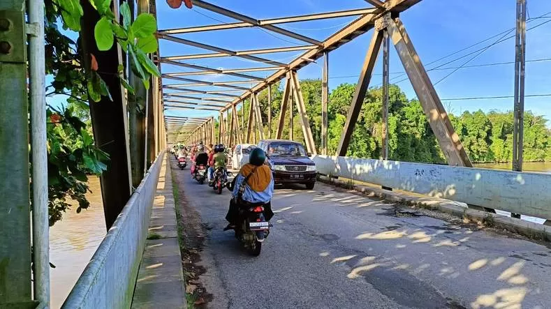 Kondisi Jembatan Sambaliung, selalu padat pengendara. Dikhawatirkan, jika terjadi penutupan, arus lalu lintas akan menumpuk