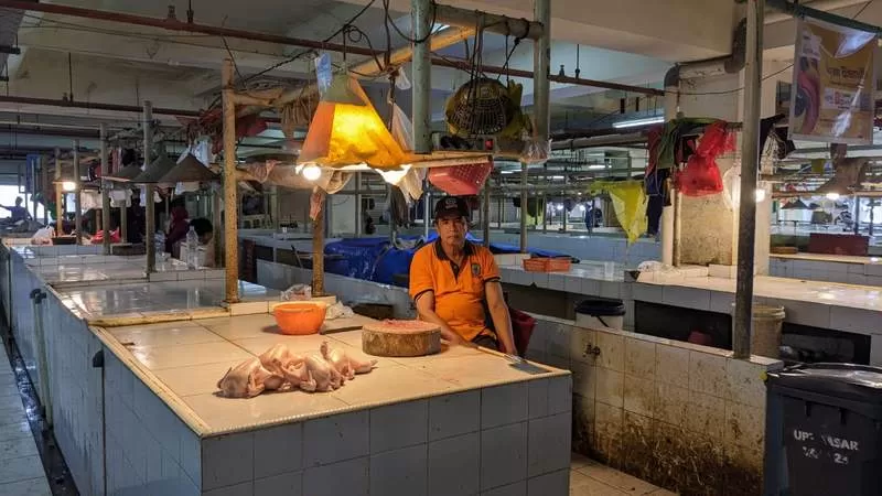 MENUNGGU PEMBELI: Sudah beberapa hari terakhir, jumlah pembeli daging ayam di Pasar Taman Rawa Indah sepi, dampak harga yang melambung tinggi.