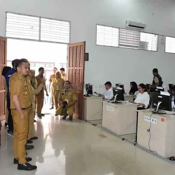 TINJAU : Walikota Palangka Raya Fairid Naparin meninjau dan melihat langsung  pelaksanaan tes SKD di Kantor BKSDM Provinsi Kalteng, Rabu (12/2).IST/HUMASPEMKOT