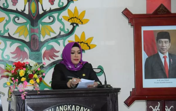 SAMBUTAN : Wakil Wali Kota Palangka Raya Umi Mastikah, saat menyampaikan paparannya dihadapan anggota DPRD kota Palangka Raya dalam rangka rancangan dua Raperda yang diusulkan.(AGUS FATARONI/RADAR PALANGKA)