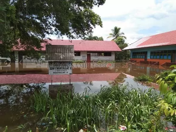 TERENDAM : Lingkungan SDN I  Montallat yang digenangi banjir dari luapan Sungai Barito, dan aktivitas belajar mengajar diliburkan mulai kemarin (9/3).