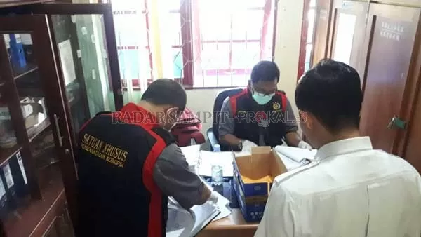 MENDADAK: Para penyidik dari Kejaksaan Tinggi Kalteng saat menggeledah Kantor Dinas Transmigrasi Kabupaten Kapuas, kemarin.(KEJATI For RADAR SAMPIT)