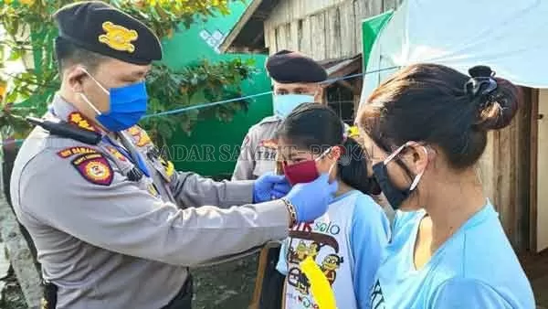 PENCEGAHAN: Kapolresta Palangka Raya Kombes Pol Dwi Tunggal Jaladri memasangkan masker kepada warga sebagai salah satu langkah pencegahan penyebaran virus korona baru penyebab Covid-19.(IST/RADAR SAMPIT)