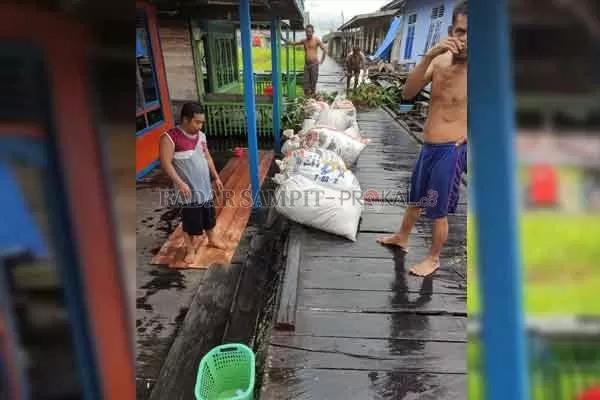 Warga Kelurahan Mendawai Seberang gotong royong membersihkan sampah di lingkungannya, baru-baru ini.(SULISTYO/RADAR PANGKALAN BUN)