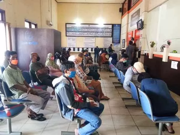 PELAYANAN: Masyarakat saat mengantre di ruang tunggu layanan di kantor Samsat Kotim, baru-baru ini.(HENY/RADAR SAMPIT)
