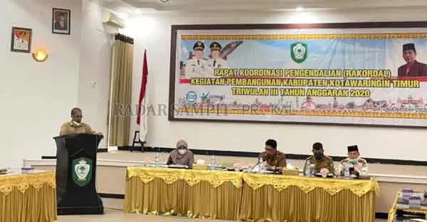 RAPAT: Pj Sekda Kotim Suparmadi memimpin Rakor program pembangunan di Kotim, triwulan tiga di Aula Kantor Bappeda Kotim, Selasa (6/10).(PROKOM/RADARSAMPIT)