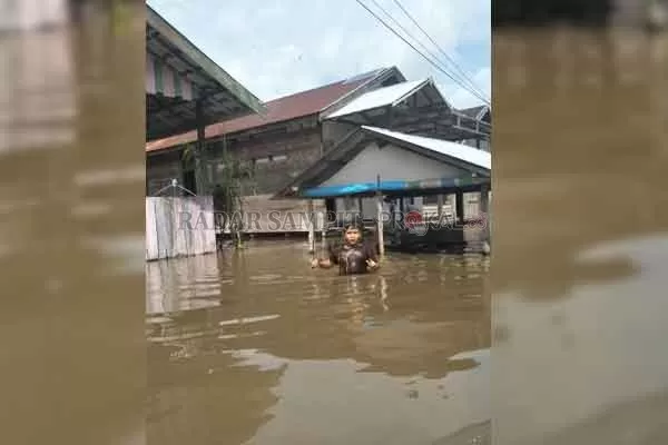 BELUM SURUT: Desa Hanjalipan, Kecamatan Kotabesi, terendam banjir hingga kedalaman satu meter.