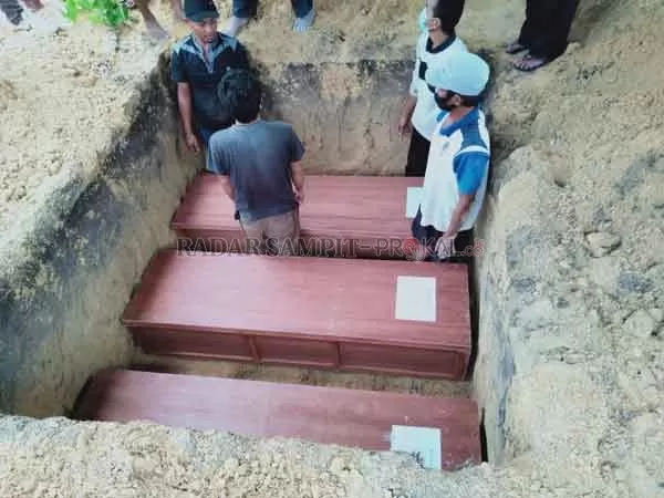 DIMAKAMKAN: Tiga jenazah penambang dimakamkan dalam satu liang lahat, Sabtu (21/11).(ISTIMEWA/RADAR SAMPIT)