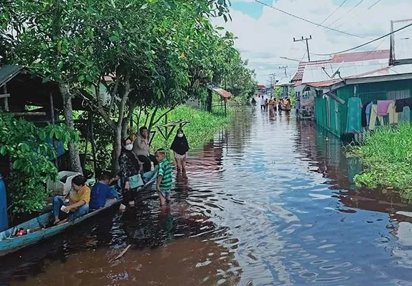 TERENDAM: Kondisi banjir di kawasan Jalan Mendawai, Palangka Raya, Selasa (14/9). (IST/RADAR SAMPIT)