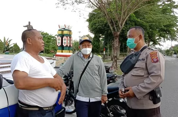 LUKA: Personel Dishub Kota Palangka Raya Antung (baju putih) terluka setelah diserang juru parkir di kawasan Tugu Soekarno, Palangka Raya. (IST/RADAR SAMPIT)