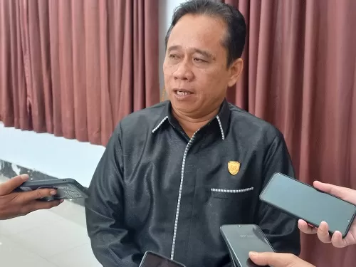 MENJELASKAN: Ketua Komisi A Dewan Perwakilan Rakyat Daerah (DPRD) Kabupaten Seruyan Bejo Riyanto saat diwawancara wartawan.
