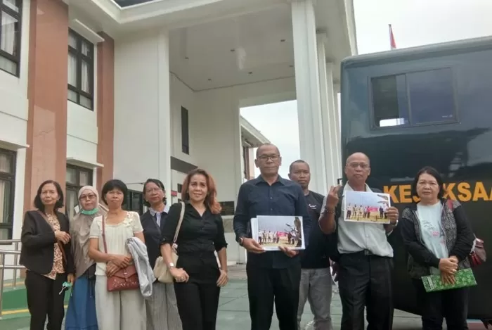TUNTUT KEADILAN: Sejumlah mantan nasabah Koperasi CU EPI Sampit, saat turut hadir di Pengadilan Negeri Sampit, belum lama tadi. (Dok.radarsampit)