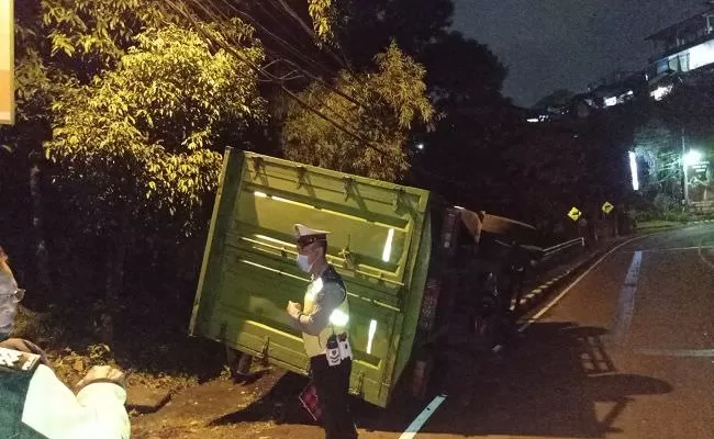 Rem Blong, Truk Terperosok & Nyaris Terjun Bebas Ke Bawah Jembatan ...