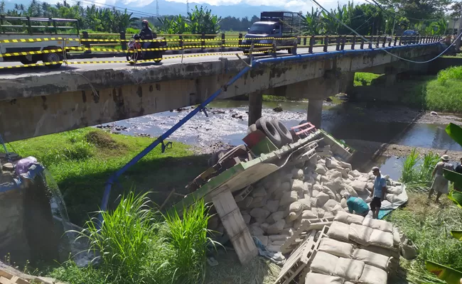 Truk Tabrak Pembatas Jembatan Lalu Terjun Ke Sungai, Begini Kondisi ...