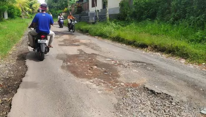 Jalan Awen Lelateng Hancur-Hancuran, Perbaikan Tak Jelas - Radar Bali