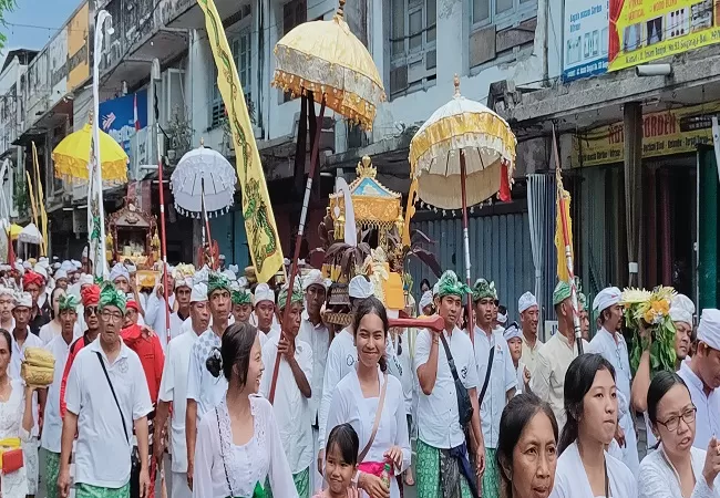 Upacara Melasti, Belasan Ribu Krama Dari 14 Banjar Adat Pakraman Turun ...