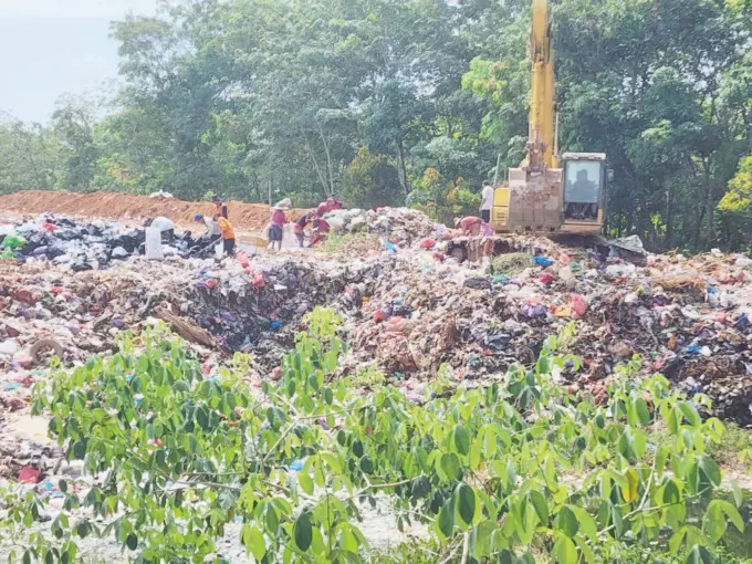 Sampah Menggunung Di TPA Telang, Apa Strategi DLHP HST? - Radar Banjarmasin