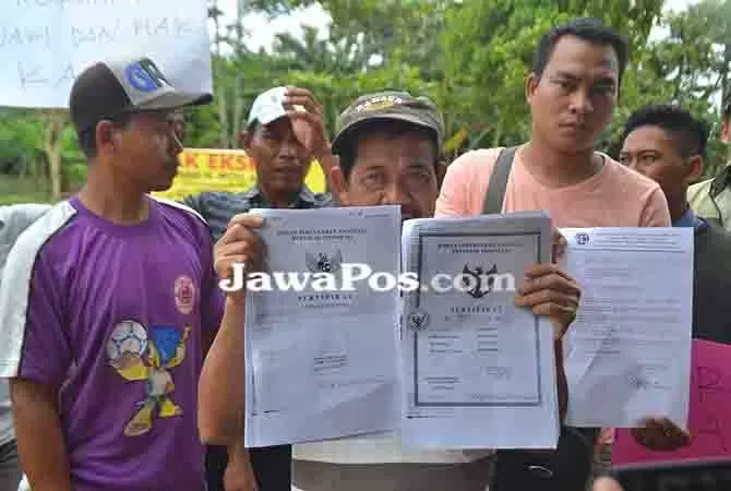 Tolak Eksekusi Lahan, Warga Bentangkan Spanduk - Radar Banyuwangi